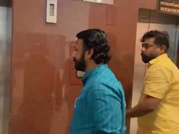 രാഹുൽ മാങ്കൂട്ടത്തിൽ നിയമസഭയിലെത്തിയപ്പോൾ രാഹുൽ മാങ്കൂട്ടത്തിൽ നിയമസഭയിലെത്തിയപ്പോൾ