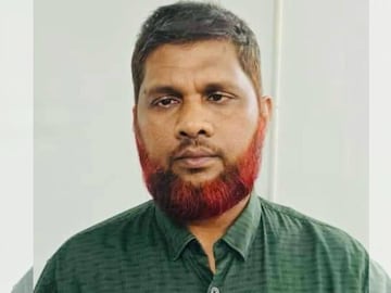 മലപ്പുറം കിഴിശ്ശേരി സ്വദേശി അലി അസ്കർ പുത്തലൻ ആണ് ബസിൽ വച്ച് ലൈംഗിക പീഡനം നടത്തിയതിന് പിടിയിലായത്