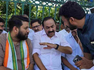 മുഖ്യമന്ത്രിക്കൊപ്പമുള്ള ഓണസദ്യ ആയുധമാക്കി സതീശന്റെ സമൂഹമാധ്യമ പോസ്റ്റുകളിലാകെ അസഭ്യവർഷമാണ് മുഖ്യമന്ത്രിക്കൊപ്പമുള്ള ഓണസദ്യ ആയുധമാക്കി സതീശന്റെ സമൂഹമാധ്യമ പോസ്റ്റുകളിലാകെ അസഭ്യവർഷമാണ്