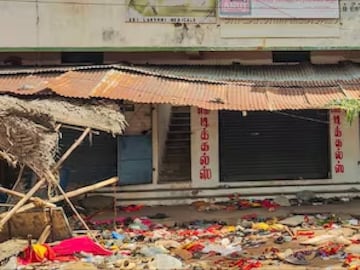 ടിവികെ റാലിയിൽ പങ്കെടുത്തവരുടെ പാദരക്ഷകളും മറ്റ് സാധനങ്ങളും (ഫോട്ടോ: പിടിഐ)