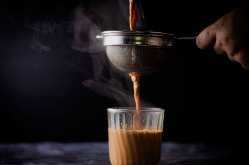  ചായ വീണ്ടും ചൂടാക്കുന്നത് അതിലടങ്ങിയ ആരോഗ്യദായകമായ ആന്റിഓക്‌സിഡന്റുകളെ നശിപ്പിക്കുന്നു. കാറ്റെച്ചിനുകൾ, പോളിഫെനോളുകൾ തുടങ്ങിയ ആന്റിഓക്‌സിഡന്റുകളാൽ സമ്പന്നമാണ് ചായ. ഇത് ശരീരത്തിലെ വീക്കം (Inflammation) കുറയ്ക്കാൻ സഹായിക്കുന്നു. കൂടാതെ, ഹൃദയാരോഗ്യം നിലനിർത്തുന്നു. കോശങ്ങളെ കേടുപാടുകളിൽ നിന്ന് സംരക്ഷിക്കുന്നു. എന്നാൽ, ചായ വീണ്ടും ചൂടാക്കുമ്പോൾ ഈ സംയുക്തങ്ങൾ നശിച്ചുപോകുന്നു. തൽഫലമായി, വീണ്ടും ചൂടാക്കിയ ചായ കുടിക്കുന്നതുകൊണ്ട് ആരോഗ്യപരമായ വലിയ ഗുണങ്ങളൊന്നും ലഭിക്കുന്നില്ല. അതിനാൽ, ചായ എപ്പോഴും ഉണ്ടാക്കിയ ഉടൻ കുടിക്കുന്നതാണ് ഉചിതം.