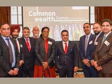 അഹമ്മദാബാദിൽ 2030 ലെ കോമൺ‌വെൽത്ത് ഗെയിംസിന് ആതിഥേയത്വം വഹിക്കാനുള്ള നിർദ്ദേശം സമർപ്പിച്ചതിന് ശേഷം ഗുജറാത്ത് ആഭ്യന്തര മന്ത്രി ഹർഷ് സംഘവി ഉദ്യോഗസ്ഥർക്കൊപ്പം