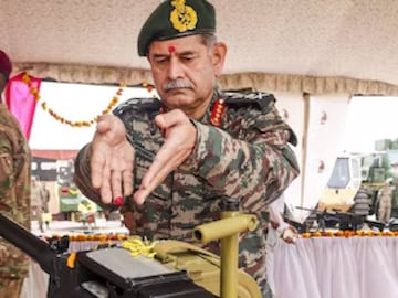 ഭുജ് സെക്ടറിൽ വിജയദശമി ദിനത്തിൽ ആയുധ പൂജ ചെയ്യുന്ന  ജനറൽ ഉപേന്ദ്ര ദ്വിവേദി