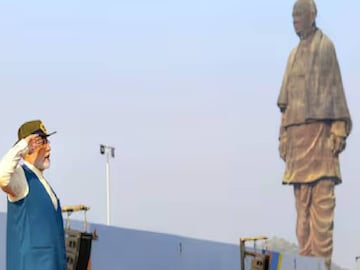 പട്ടേലിന്റെ സ്മരണയ്ക്കായി 181 മീറ്റര്‍ ഉയരമുള്ള അദ്ദേഹത്തിന്റെ കൂറ്റന്‍ പ്രതിമ സ്റ്റാച്യൂ ഓഫ് യൂണിറ്റി  2018 ഒക്ടോബര്‍ 31ന് പ്രധാനമന്ത്രി നരേന്ദ്രമോദി നാടിനായി സമര്‍പ്പിച്ചിരുന്നു