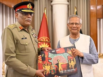 മുഹമ്മദ് യൂനുസ് പാകിസ്ഥാന് ജനറല് സാഹിര് ഷംഷാദ് മിര്സയ്ക്ക് നല്കിയ സമ്മാനം മുഹമ്മദ് യൂനുസ് പാകിസ്ഥാന് ജനറല് സാഹിര് ഷംഷാദ് മിര്സയ്ക്ക് നല്കിയ സമ്മാനം