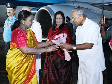 വിമാനത്താവളത്തിലെത്തിയ രാഷ്ട്രപതിയെ മുഖ്യമന്ത്രി സ്വീകരിക്കുന്നു
