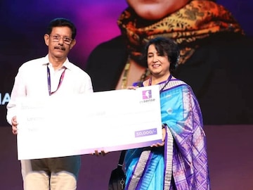 തസ്ലിമ നസ്റിന് പ്രൊഫ. ടി ജെ ജോസഫ് അവാര്‍ഡ് സമ്മാനിക്കുന്നു