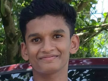 പുഴയുടെ ആഴമുള്ള ഭാഗത്തേക്ക് തെന്നിനീങ്ങിയ ഗോഡ് വിൻ മുങ്ങിത്താഴുകയായിരുന്നു