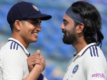 ഇന്ത്യൻ വിജയം ആഘോഷിക്കുന്ന ക്യാപ്റ്റൻ ഗില്ലും രാഹുലും (AP Photo) ഇന്ത്യൻ വിജയം ആഘോഷിക്കുന്ന ക്യാപ്റ്റൻ ഗില്ലും രാഹുലും (AP Photo)