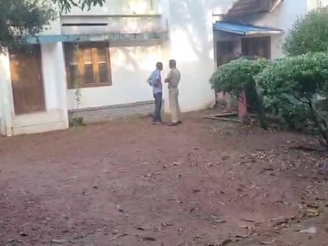 വീടിന്റെ പുറകുവശത്തെ അടുക്കളയുടെ സമീപമാണ് മൃതദേഹം കണ്ടെത്തിയത്