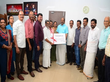 കെ.എസ്.എഫ്.ഇ 2025-26 സാമ്പത്തിക വർഷത്തെ ഗ്യാരണ്ടി കമ്മീഷന്റെ രണ്ടാം ഗഡുവായ 81.39 കോടി രൂപ ധനകാര്യ വകുപ്പ് മന്ത്രി കെ.എൻ. ബാലഗോപാലിന് കെ.എസ്.എഫ്.ഇയുടെ ചെയർമാൻ കെ. വരദരാജനും മാനേജിങ് ഡയറക്ടർ ഡോ. എസ്.കെ. സനിലും മറ്റു ഉദ്യോഗസ്ഥരും ചേർന്ന് കൈമാറുന്നു. കെ.എസ്.എഫ്.ഇ 2025-26 സാമ്പത്തിക വർഷത്തെ ഗ്യാരണ്ടി കമ്മീഷന്റെ രണ്ടാം ഗഡുവായ 81.39 കോടി രൂപ ധനകാര്യ വകുപ്പ് മന്ത്രി കെ.എൻ. ബാലഗോപാലിന് കെ.എസ്.എഫ്.ഇയുടെ ചെയർമാൻ കെ. വരദരാജനും മാനേജിങ് ഡയറക്ടർ ഡോ. എസ്.കെ. സനിലും മറ്റു ഉദ്യോഗസ്ഥരും ചേർന്ന് കൈമാറുന്നു.