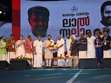 ദാദാ സാഹേബ് ഫാല്‍ക്കെ അവാര്‍ഡ് നേടിയ മോഹന്‍ലാലിന് സംസ്ഥാന സർക്കാരിന്റെ ആദരം മുഖ്യമന്ത്രി പിണറായി വിജയൻ സമർപ്പിക്കുന്നു