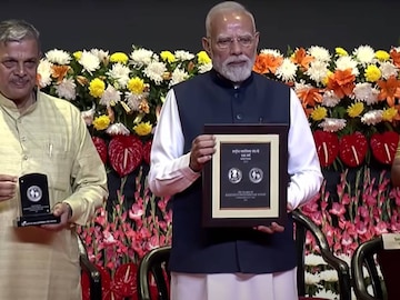 പ്രധാനമന്ത്രി നരേന്ദ്ര മോദി നാണയം പ്രകാശനം ചെയ്യുന്നു