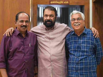 എം എൻ സ്മാരകത്തിൽ ബിനോയ് വിശ്വത്തിനും ജി ആർ അനിലിനും ഒപ്പം മന്ത്രി വി ശിവൻകുട്ടി