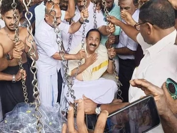 പന്മന സുബ്രഹ്മണ്യ ക്ഷേത്രത്തിൽ വി ഡി സതീശൻ തുലാഭാരം നടത്തുന്നു