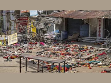 ടിവികെ മേധാവി വിജയ്‌യുടെ റാലിക്കിടെയുണ്ടായ തിക്കിലും തിരക്കിലും പെട്ട് ആളുകളുടെ പാദരക്ഷകളും മറ്റ് വസ്തുക്കളും റോഡിൽ കിടക്കുന്നു (Photo/PTI)