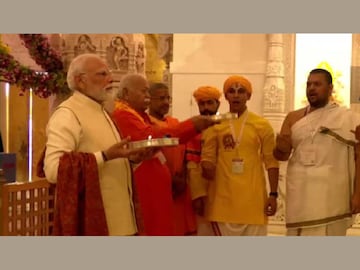 ധ്വജാരോഹണ ചടങ്ങിന് മുന്നോടിയായി പ്രധാനമന്ത്രി നരേന്ദ്ര മോദിയും  ആർ‌എസ്‌എസ് മേധാവി മോഹൻ ഭാഗവതും