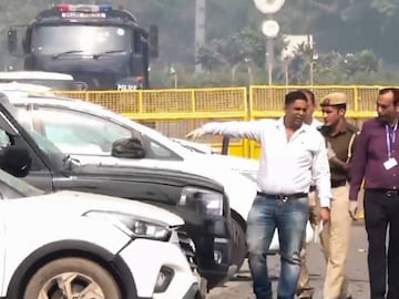 സ്ഫോടനത്തിൽ തകർന്ന കാറുകൾ ഉദ്യോഗസ്ഥർ പരിശോധിക്കുന്നു(പിടിഐ ഫോട്ടോ)