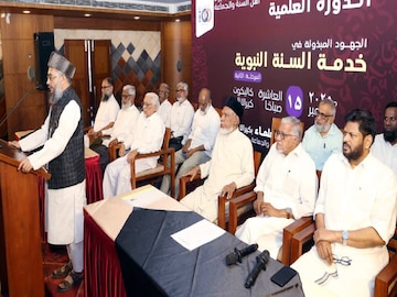 കേരള ജംഇയ്യത്തുൽ ഉലമാ നൂറാം വാർഷികത്തിന്റെ ഭാഗമായി കോഴിക്കോട്ട് സംഘടിപ്പിച്ച ദേശീയ പണ്ഡിത സമ്മേളനം പ്രൊഫസർ മദ്ഹർ അലി അൽ മദീനി ഉദ്ഘാടനം ചെയ്യുന്നു