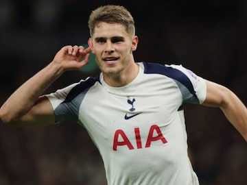 മിക്കി ഫാൻ ഡേ ഫെൻ (AP)