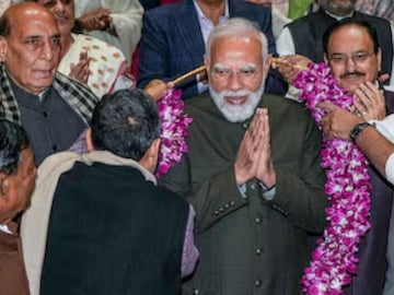 എൻഡിഎ പാർലമെന്ററി യോഗത്തിൽ പ്രധാനമന്ത്രി നരേന്ദ്ര മോദിയെ ആദരിക്കുന്നു