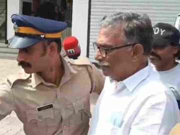 എ പത്മകുമാർ കോടതിയില്‍ നിന്ന് മടങ്ങുന്നു