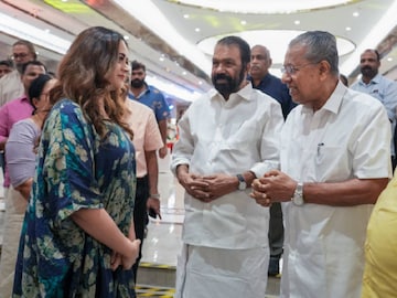 ഭാവനയുമായി കുശലാന്വേഷണം നടത്തുന്ന മുഖ്യമന്ത്രി. ഒപ്പം മന്ത്രി വി. ശിവൻകുട്ടി 