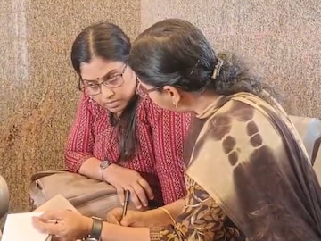 മഞ്ജിമ പി രാജു (ഇടത്)