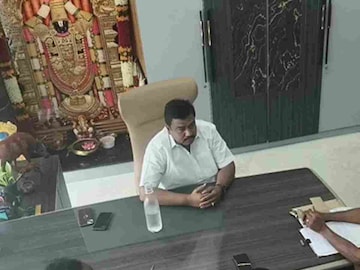 ഡി മണിയെ ചോദ്യം ചെയ്യുന്ന ദൃശ്യം