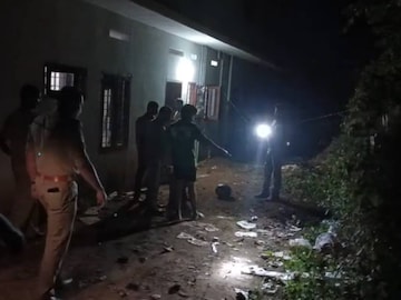 പൊലീസ് പരിശോധന നടത്തുന്നു