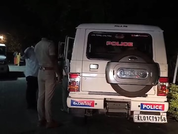 പൊലീസ് പരിശോധന നടത്തുന്നു പൊലീസ് പരിശോധന നടത്തുന്നു