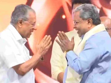 ശിവഗിരി വേദിയില്‍ പിണറായിയും സിദ്ധരാമയ്യയും