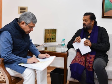 കേന്ദ്രമന്ത്രി സുരേഷ് ഗോപി റെയിൽവേ മന്ത്രി അശ്വിനി വൈഷ്ണവുമായി കൂടിക്കാഴ്ച നടത്തുന്നു കേന്ദ്രമന്ത്രി സുരേഷ് ഗോപി റെയിൽവേ മന്ത്രി അശ്വിനി വൈഷ്ണവുമായി കൂടിക്കാഴ്ച നടത്തുന്നു