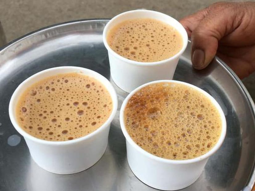 ਦੇਖਿਆ ਜਾਵੇ ਤਾਂ ਕੀ ਚਾਹ ਪੀਣ ਦੀ ਇਹ ਵਧਦੀ ਆਦਤ ਅਸਲ ਵਿੱਚ ਸਰੀਰ ਲਈ ਸਿਹਤਮੰਦ ਹੈ? ਅਜਿਹਾ ਬਿਲਕੁਲ ਵੀ ਨਹੀਂ ਹੈ। ਹਾਲਾਂਕਿ, ਮਾਹਿਰਾਂ ਦਾ ਕਹਿਣਾ ਹੈ ਕਿ ਸਰੀਰਕ ਸਮੱਸਿਆਵਾਂ ਤੋਂ ਬਿਨਾਂ ਲੋਕਾਂ ਲਈ, ਦਿਨ ਵਿੱਚ ਇੱਕ ਜਾਂ ਦੋ ਕੱਪ ਚਾਹ ਪੀਣਾ ਠੀਕ ਹੈ। ਹਾਲਾਂਕਿ, ਚਾਹ ਦਾ ਜ਼ਿਆਦਾ ਸੇਵਨ ਨਿਸ਼ਚਤ ਤੌਰ 'ਤੇ ਪੁਰਾਣੀਆਂ ਸਮੱਸਿਆਵਾਂ ਦਾ ਕਾਰਨ ਬਣ ਸਕਦਾ ਹੈ। ਇਸ ਤੋਂ ਇਲਾਵਾ, ਸ਼ੂਗਰ, ਦਿਲ ਦੀਆਂ ਸਮੱਸਿਆਵਾਂ, ਅਲਸਰ ਅਤੇ ਦਿਲ ਵਿੱਚ ਜਲਣ ਵਰਗੀਆਂ ਸਥਿਤੀਆਂ ਵਾਲੇ ਲੋਕਾਂ ਨੂੰ ਦੁੱਧ ਅਤੇ ਖੰਡ ਵਾਲੀ ਚਾਹ ਤੋਂ ਬਚਣ ਦੀ ਸਲਾਹ ਦਿੱਤੀ ਜਾਂਦੀ ਹੈ।