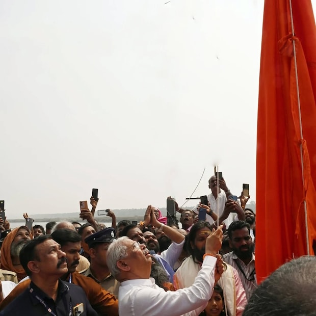  ചടങ്ങിൽ മഹാമാഘ സഭാസഭാപതി മഹാമണ്ഡലേശ്വർ സ്വാമി ആനന്ദവനം ഭാരതി മഹാരാജ്, മോഹൻജി ഫൗണ്ടേഷൻ ചെയർമാൻ ബ്രഹ്മശ്രീ മോഹൻജി, വർക്കിങ് ചെയർമാൻ കെ ദാമോദരൻ, ചീഫ് കോർഡിനേറ്റർ കെ കേശവദാസ്, സാമൂതിരി കുടുംബാംഗമായ കെ സി ദിലീപ് രാജ, അരിക്കര സുധീർ നമ്പൂതിരി തുടങ്ങിയവർ പങ്കെടുത്തു.
