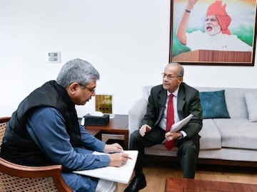 മെട്രോമാൻ ഇ  ശ്രീധരൻ കേന്ദ്രമന്ത്രി അശ്വിനി വൈഷ്ണവുമായി ചർച്ച നടത്തുന്നു