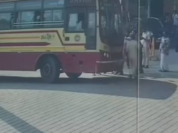  കുഞ്ഞുമായി  കെഎസ്ആർടിസി ബസ്  ആശുപത്രിയിലെത്തുന്നതിന്റെ സിസിടിവി ദൃശ്യം