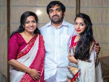 മറിയ ഉമ്മനും അച്ചു ഉമ്മനും ഒപ്പം ചാണ്ടി ഉമ്മൻ