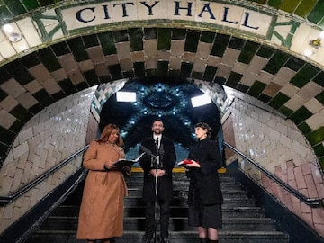 ന്യൂയോർക്ക് അറ്റോർണി ജനറൽ ലെറ്റീഷ്യ ജെയിംസ്( ഇടതുവശത്ത്) മേയറായി തിരഞ്ഞെടുക്കപ്പെട്ട സൊഹ്റാൻ മംദാനിക്ക് സത്യവാചകം ചൊല്ലിക്കൊടുക്കുന്നു, മംദാനിയുടെ ഭാര്യ രാമ ദുവാജി സമീപം 2026 ജനുവരി 1 വ്യാഴാഴ്ച ന്യൂയോർക്കിൽ. (ചിത്രം: എപി ഫോട്ടോ) ന്യൂയോർക്ക് അറ്റോർണി ജനറൽ ലെറ്റീഷ്യ ജെയിംസ്( ഇടതുവശത്ത്) മേയറായി തിരഞ്ഞെടുക്കപ്പെട്ട സൊഹ്റാൻ മംദാനിക്ക് സത്യവാചകം ചൊല്ലിക്കൊടുക്കുന്നു, മംദാനിയുടെ ഭാര്യ രാമ ദുവാജി സമീപം 2026 ജനുവരി 1 വ്യാഴാഴ്ച ന്യൂയോർക്കിൽ. (ചിത്രം: എപി ഫോട്ടോ)