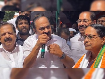 പി ഐഷാ പോറ്റി കോൺഗ്രസ് അംഗത്വം സ്വീകരിച്ചശേഷം