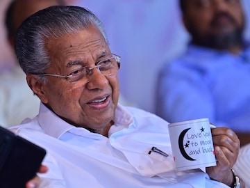 മുഖ്യമന്ത്രി സത്യഗ്രഹ സമരത്തിനിടെ കപ്പുമായി മുഖ്യമന്ത്രി സത്യഗ്രഹ സമരത്തിനിടെ കപ്പുമായി