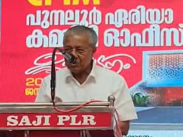 പുനലൂരിൽ മുഖ്യമന്ത്രി സംസാരിക്കുന്നു