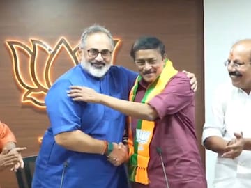 ബിജെപിയിൽ ചേർന്ന റെജി ലൂക്കോസിനെ രാജീവ് ചന്ദ്രശേഖർ ഷാളണിയിക്കുന്നു ബിജെപിയിൽ ചേർന്ന റെജി ലൂക്കോസിനെ രാജീവ് ചന്ദ്രശേഖർ ഷാളണിയിക്കുന്നു