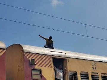 ട്രെയിനിനു മുകളിൽ‌ ഇരുപ്പുറപ്പിച്ച യുവാവ്