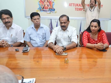 ആറ്റുകാൽ പൊങ്കാലയ്ക്ക് മുന്നോടിയായി  ആറ്റുകാൽ ക്ഷേത്ര ട്രസ്റ്റ് ഓഡിറ്റോറിയത്തിൽ അനൗപചാരിക ചർച്ചകൾ നടത്തുന്ന മേയർ 