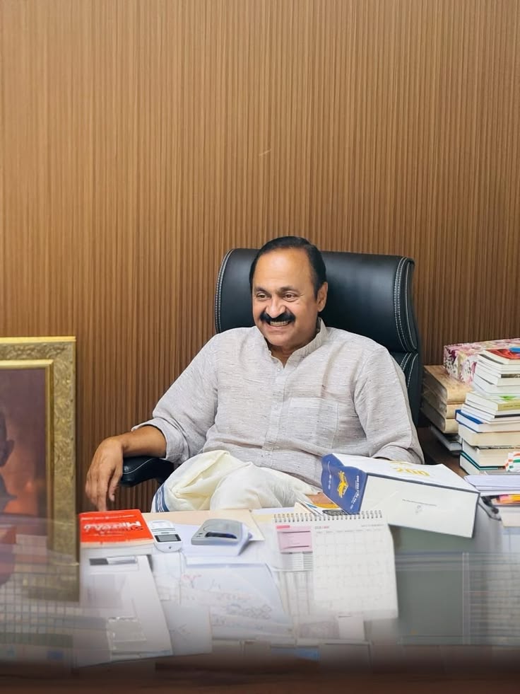 മുഖ്യമന്ത്രിയെ നേരിൽ കാണാൻസന്ദർശക നിയന്ത്രണം;ഇനി ആഴ്ചയിൽ 3 ദിവസങ്ങളിൽ മാത്രം അനുമതി
