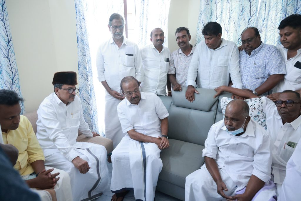 അസുഖബാധിതനായ ബീമാപള്ളി റഷീദിനെ സാദിഖ് അലി തങ്ങൾ, മന്ത്രി പി.കെ കുഞ്ഞാലിക്കുട്ടി, ഹാരിസ് ബീരാൻ എന്നിവർ സന്ദർശിച്ചു.